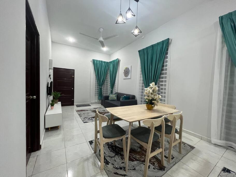 D'Sara Homestay Fully Furnished 3 Bedrooms All Aircond 2 Miles Centre Chukai Exterior photo